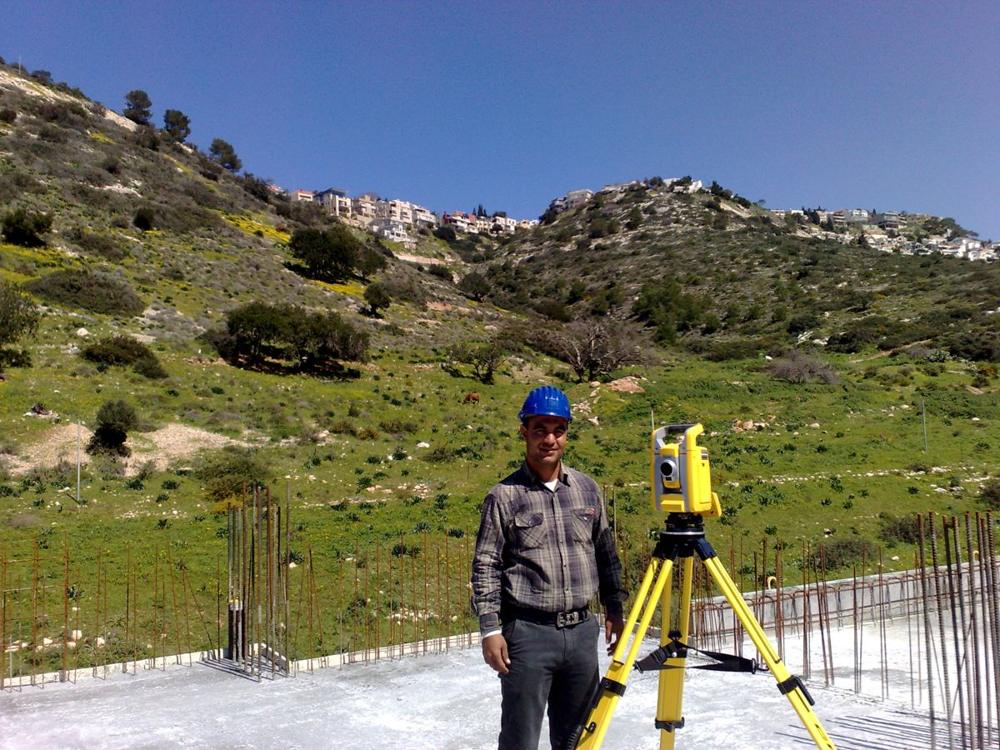 בדארנה מוניב עם טוטל סטיישן באתר בנייה